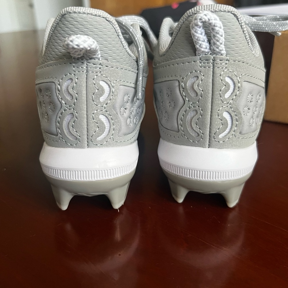 Under Armour Gray Kids Cleats Baseball - Picture 8 of 13